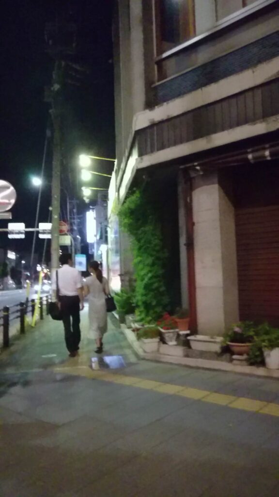 名古屋の探偵が浮気調査でバスを降りた後の夜の不倫カップルを撮影