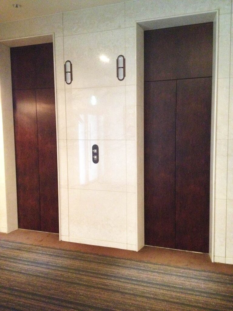 探偵日記・ホテルのエレベーター