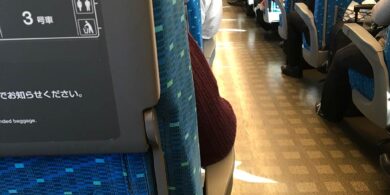 新幹線の車内で名古屋の探偵が浮気調査の尾行中