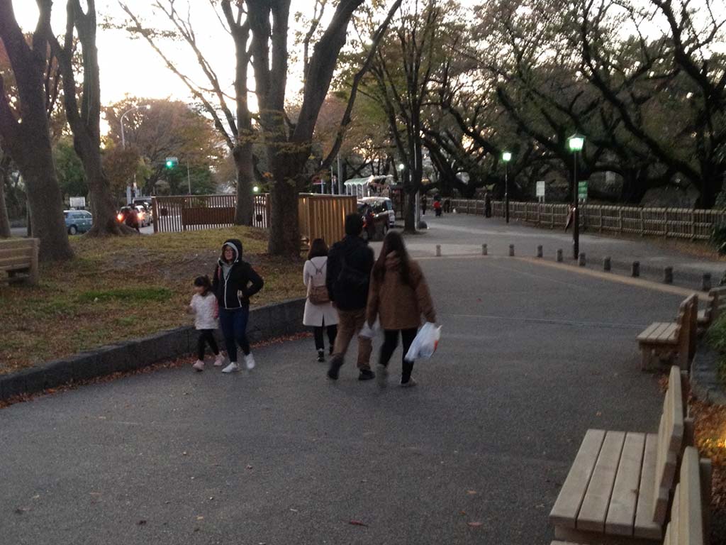 名古屋の探偵が浮気カップルを尾行中